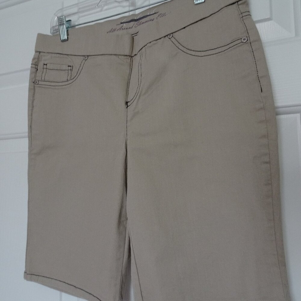 GLORIA VANDERBILT Women's Size 10 Beige Bermuda Shorts NWOT Pull On Stretchy